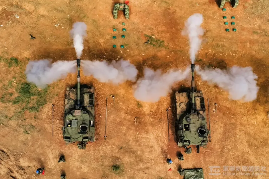 進行重砲保養射擊的M109A2自走砲。(圖/軍聞社)