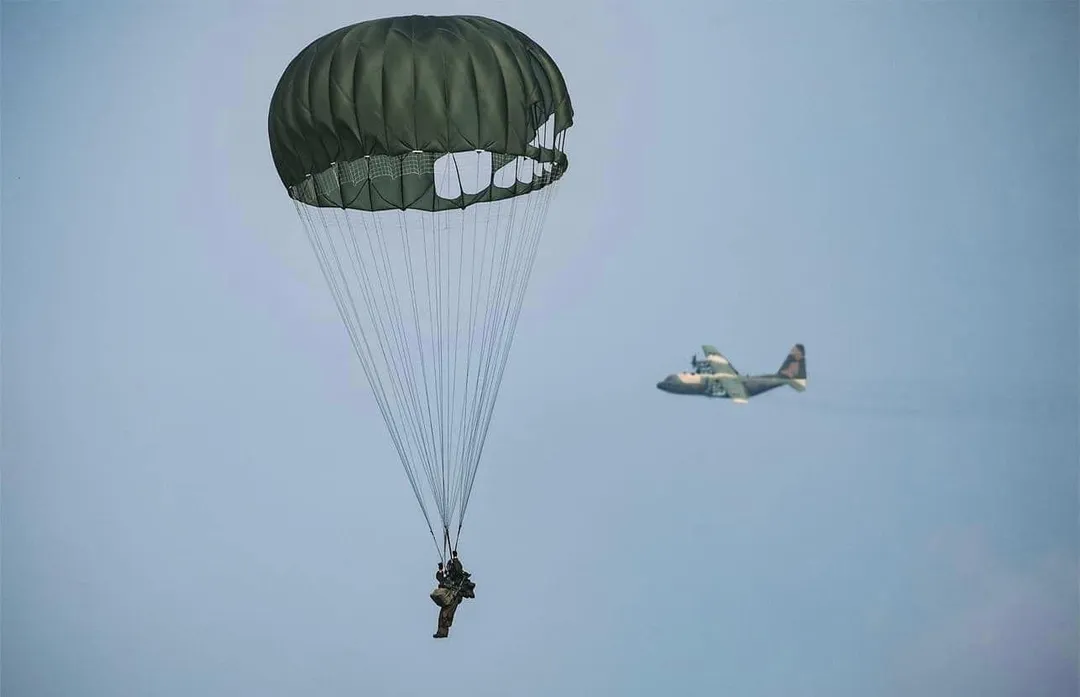 傘兵空降示意圖。（軍聞社）