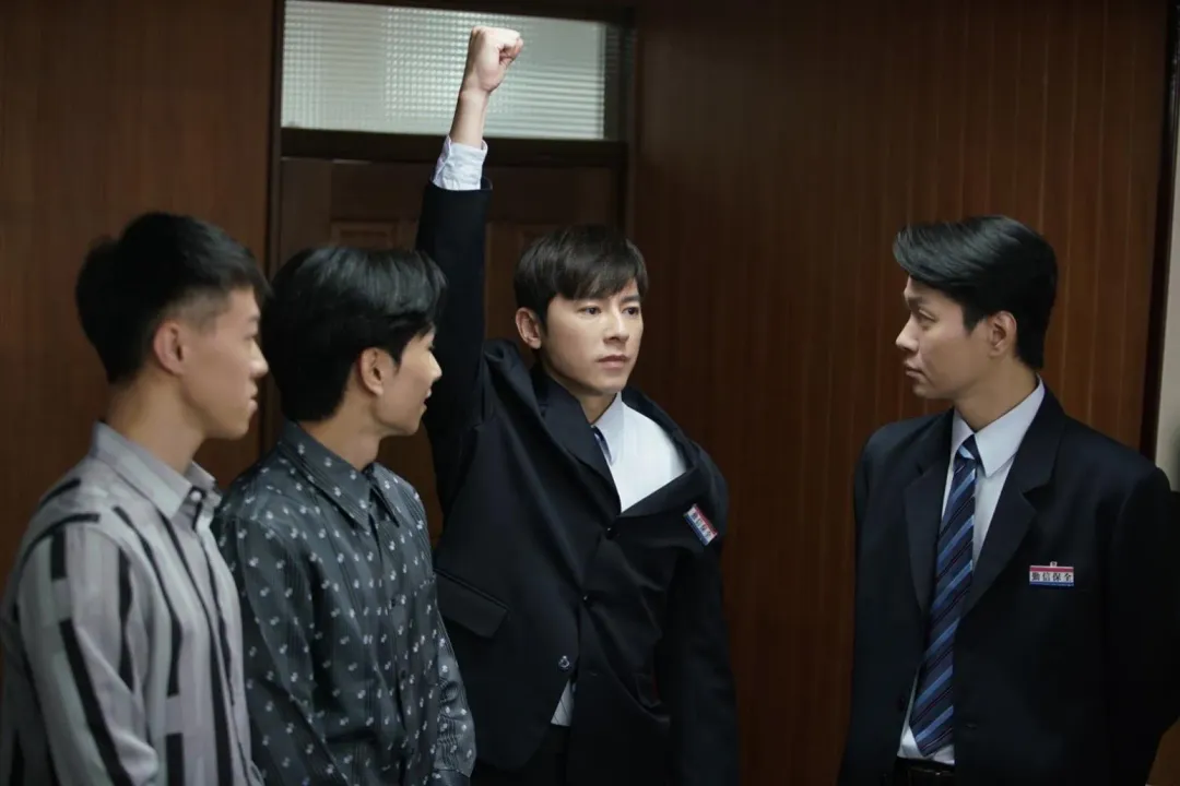 主演之一的李國毅(右2)未演先轟動,許多網友期待蔡淑臻和他的吻戲。(圖/中天新聞)