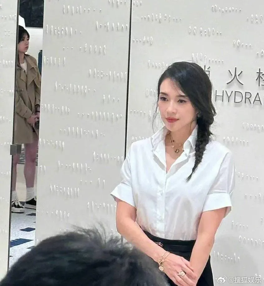 活動拍攝過程章子怡十分專注，狀態好到讓粉絲驚嘆連連。（圖／翻攝自微博@搜狐娛樂）