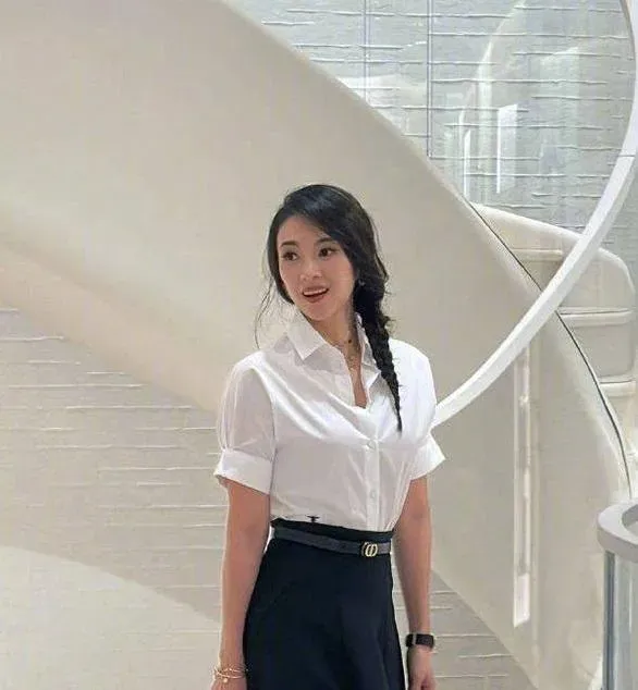 章子怡在鏡頭前狀態很好，簡單俐落的造型也顯得她很有精神。（圖／翻攝自微博@搜狐娛樂）