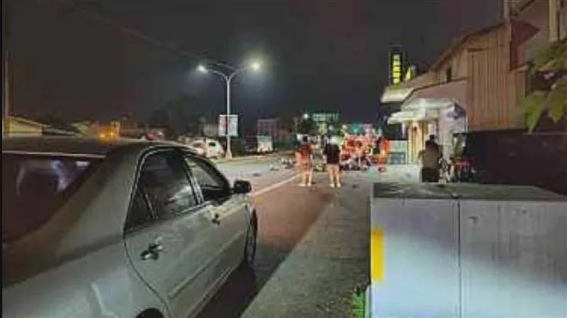 2名騎士疑似超車不慎發生嚴重擦撞事故。(圖/翻攝自社會事新聞影音)