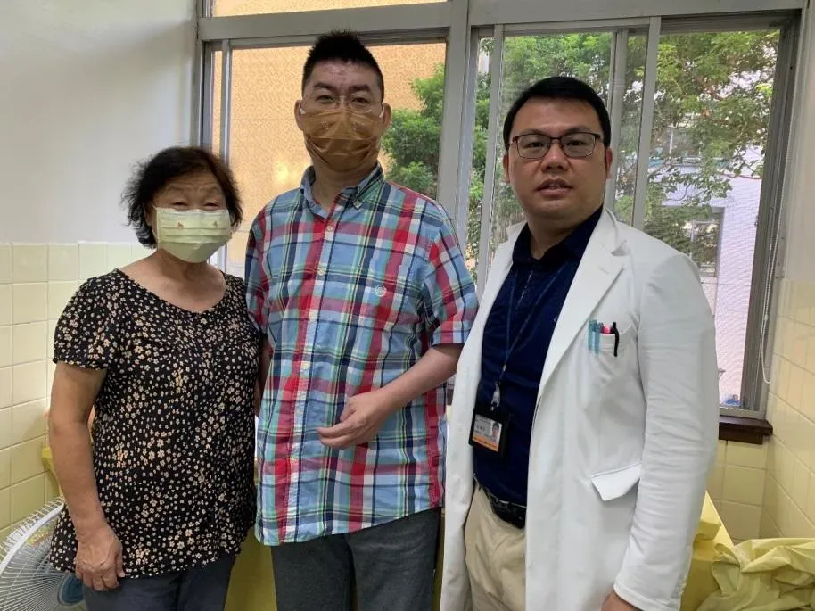 大仁哥(中)、家屬(左)及血液科王浩元醫師(右)於門診合影。（圖／北榮提供）