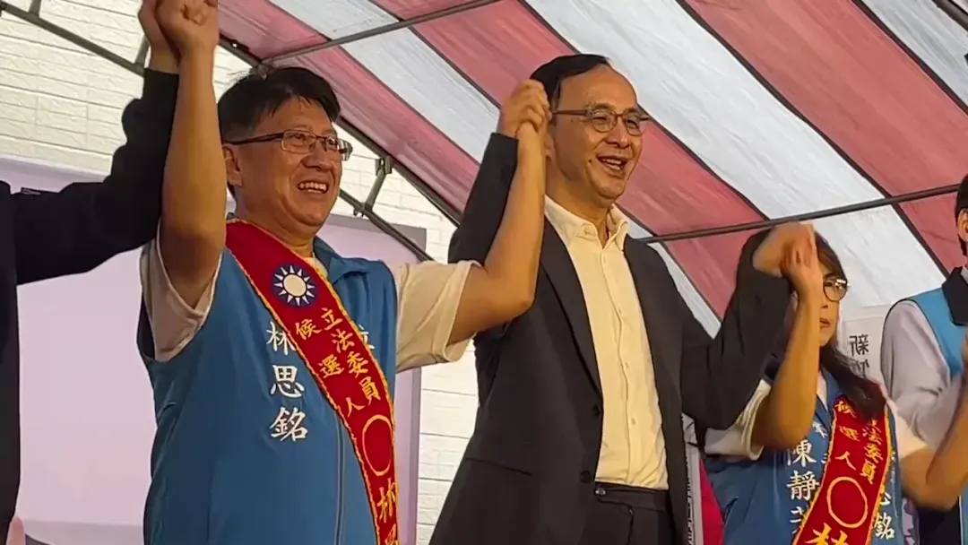 朱立倫力挺林思銘（左）當選連任。（圖／中天電視）