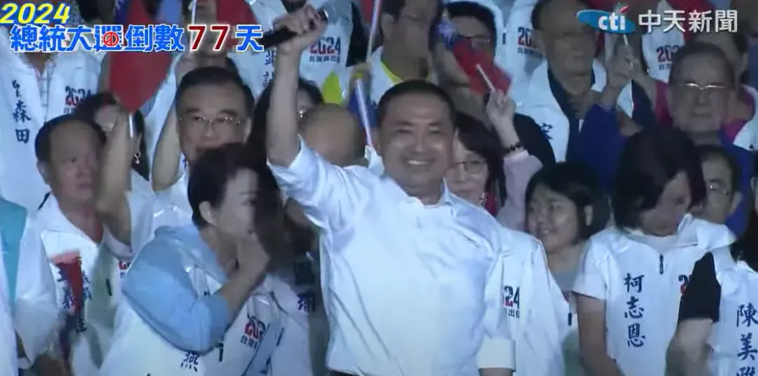 侯友宜今天在鳳山造勢，並與韓國瑜和盧秀燕合體。（圖/中天新聞）