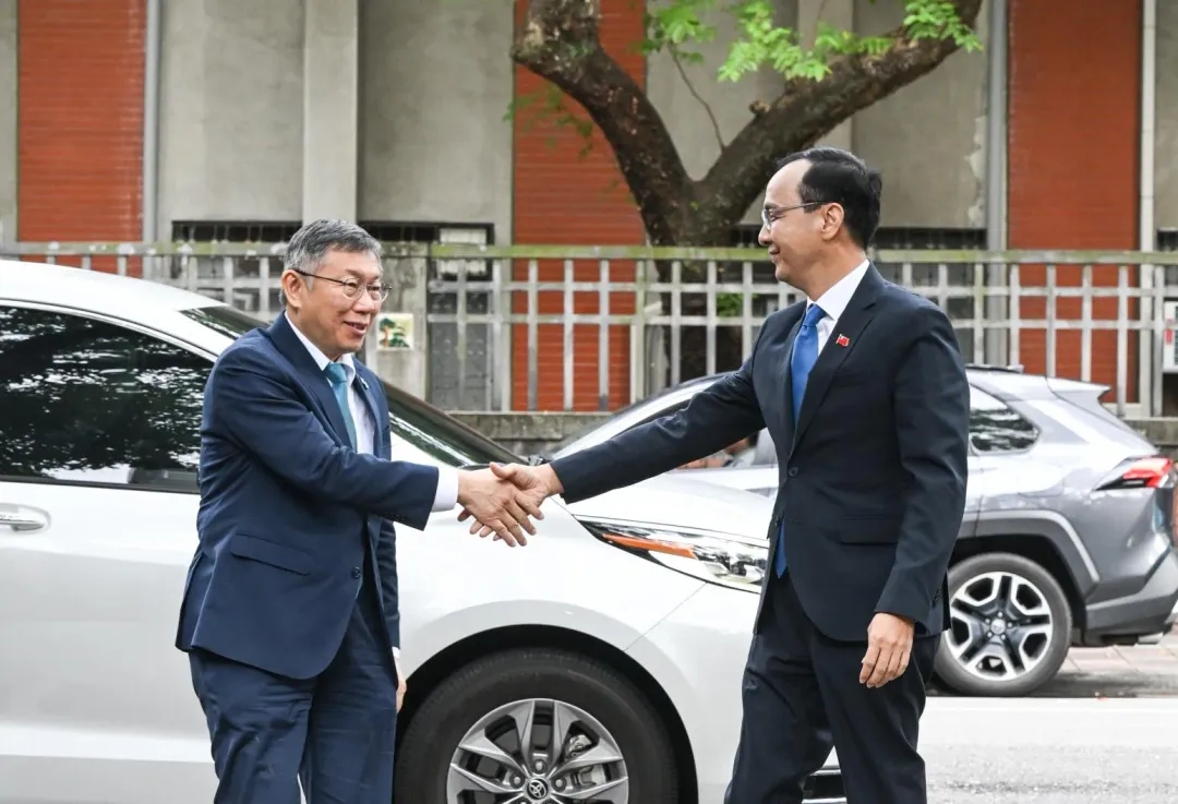 台灣民眾黨主席柯文哲、國民黨主席朱立倫。(資料照)