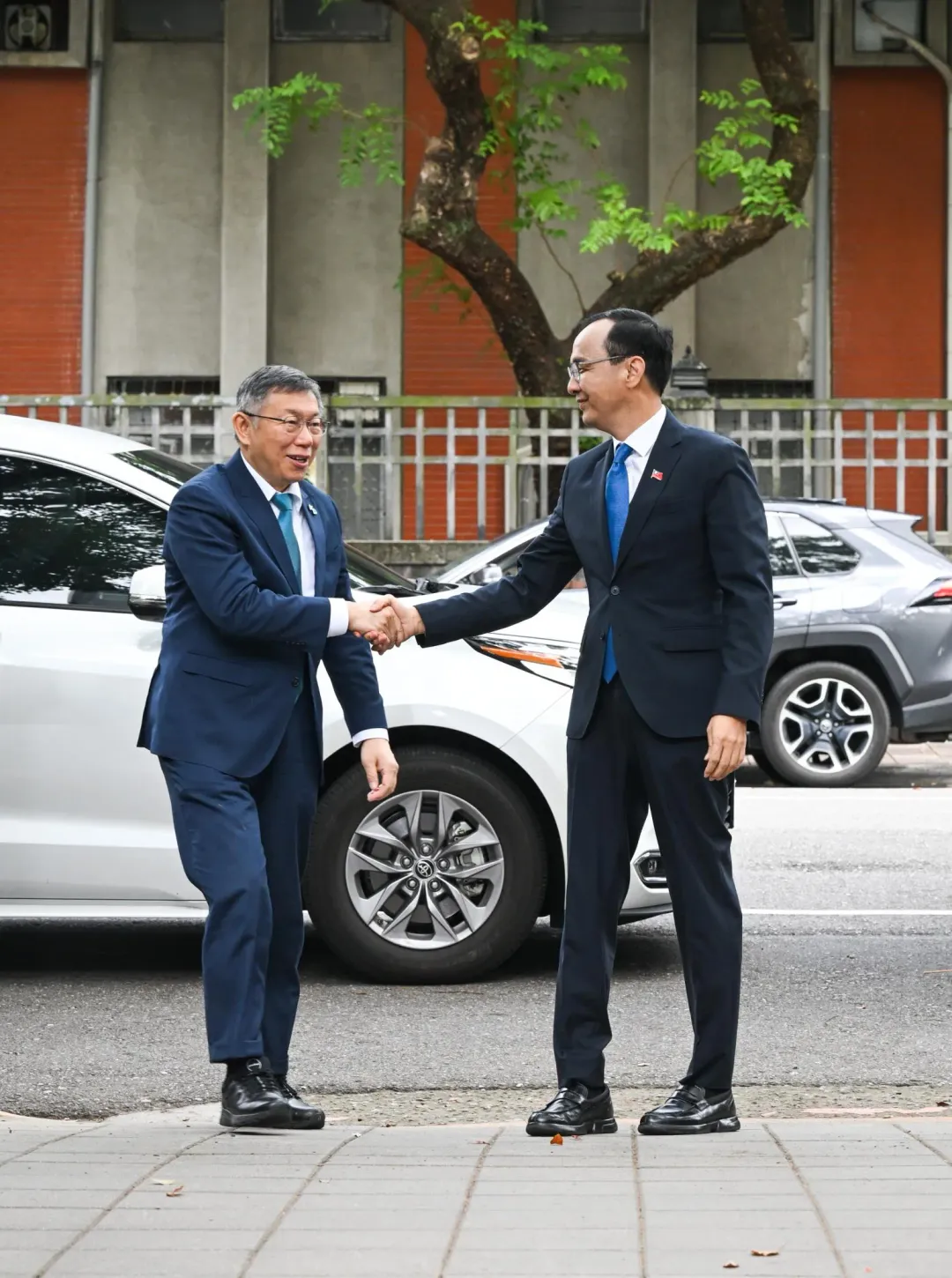 國民黨主席朱立倫與民眾黨主席為藍白合進行政黨協商。（圖/國民黨提供）