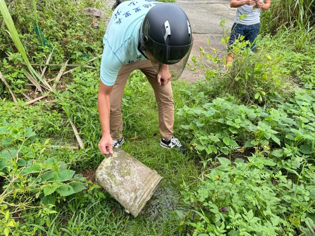 儲水容器應每週至少刷洗容器壁一次、不用時請倒置或清除，減少病媒蚊孳生。（圖／衛生局）