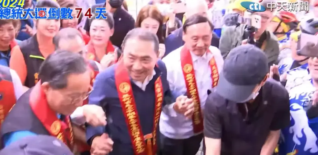 侯友宜抵達接天宮,現場人潮眾多。(圖/中天新聞)