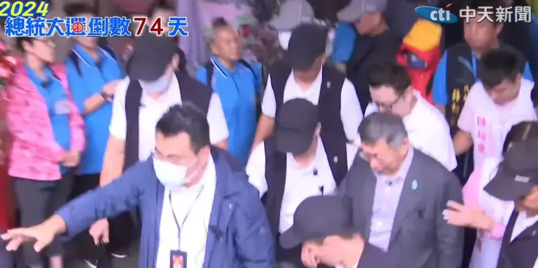 柯文哲抵達接天宮,現場人潮眾多。(圖/中天新聞)