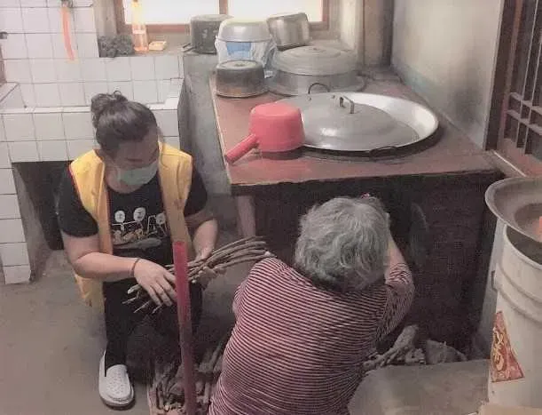 創世基金會曾服務過82歲失智臥床的陳爺爺，陳爺爺家中沒有熱水器，想洗澡還得燒柴。（圖／創世基金會提供）