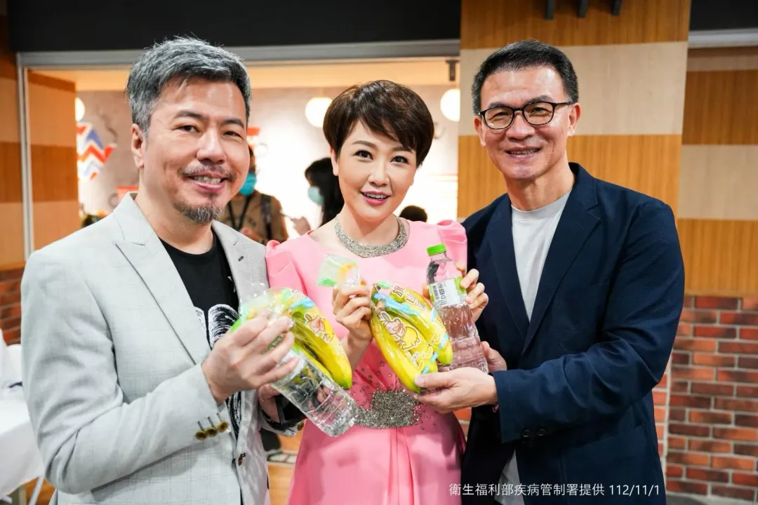左起為藝人黃國倫、寇乃馨及全聯總經理蔡篤昌。（圖／疾管署）