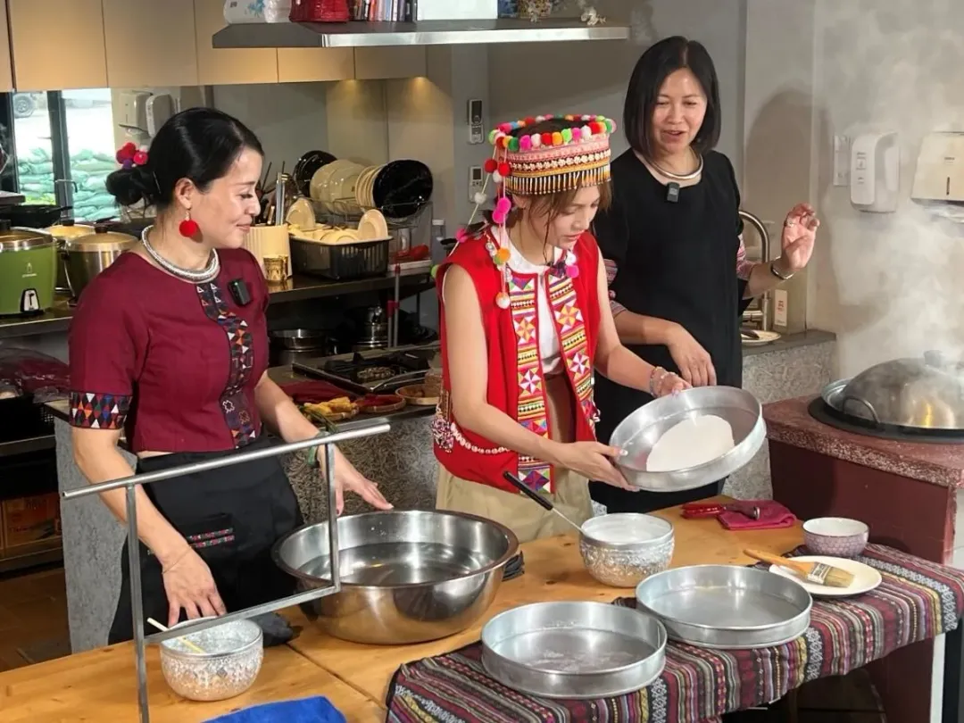 《趣桃CHILL嗨嗨》節目極具娛樂性,主持人Dora親手製作滇緬泰族裔傳統美食。