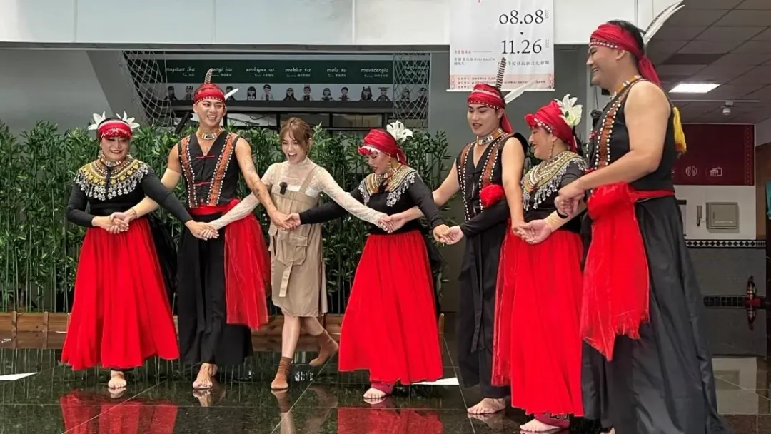 主持人Dora至桃園市原住民族文化會館體驗排灣族傳統舞蹈—「四步舞」。