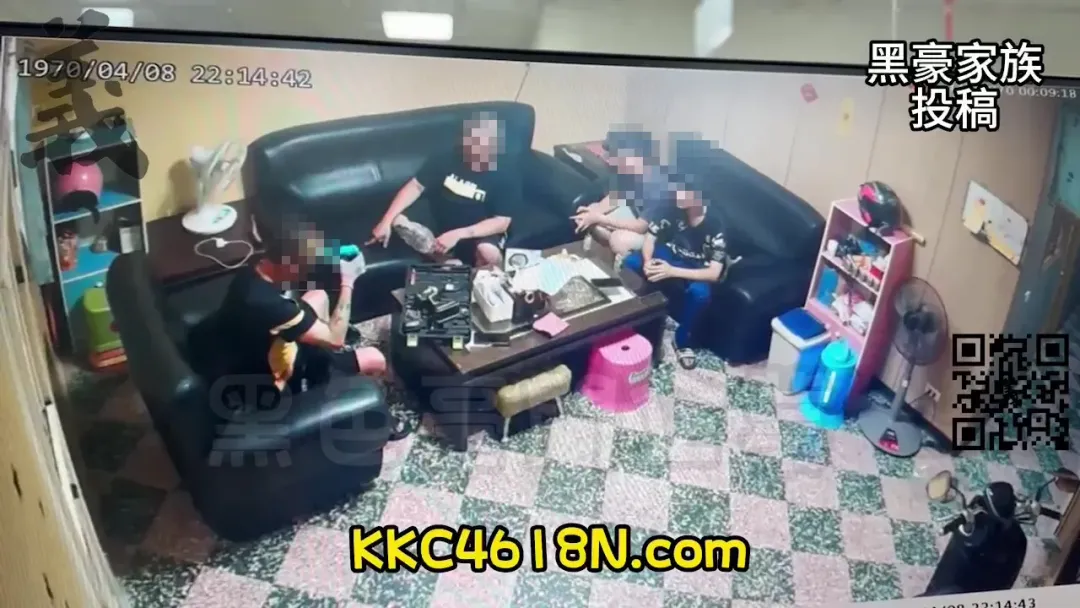 男子將槍抵者腦門。(圖/黑豪家族)