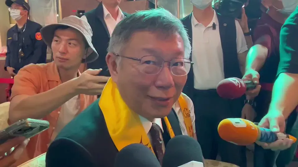 柯文哲露出難懂的微笑,就是不回答記者提問藍白合的問題。(圖/中天新聞)