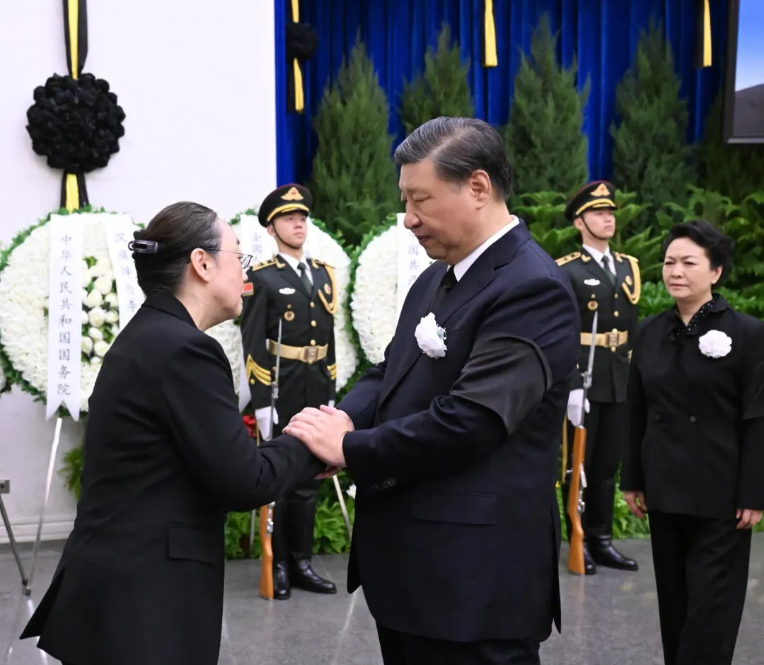 習近平與李克強夫人握手,表示深切慰問。(圖/新華社)