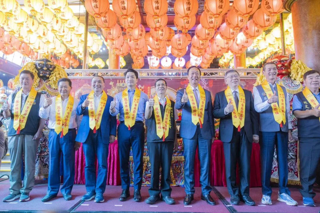國民黨總統參選人侯友宜赴台北葫蘆寺參拜。(圖/中天新聞,侯友宜競辦提供)