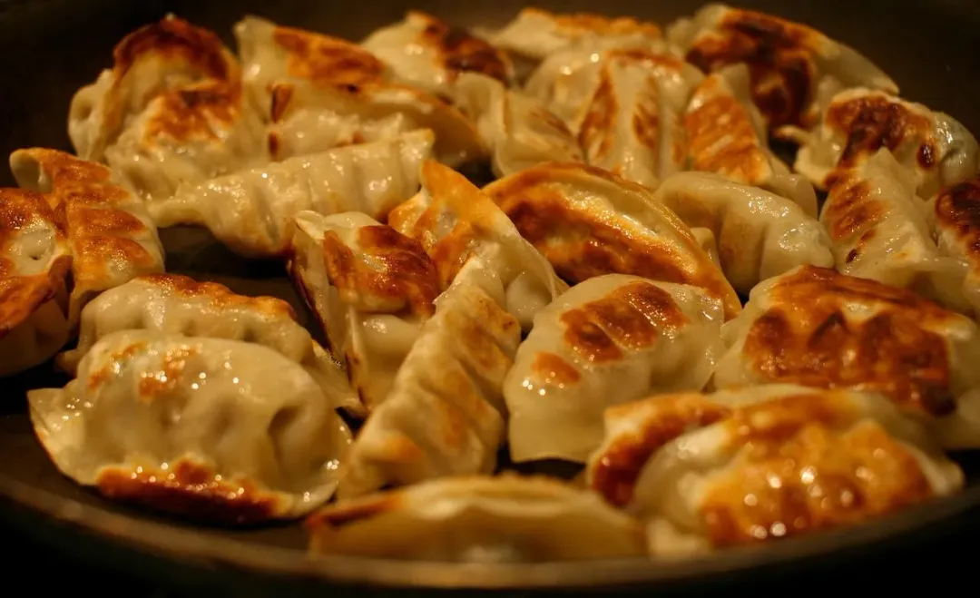 10顆鍋貼約750卡,是傷腎高熱量包餡食物排行榜中的第一名。(圖/pixabay)