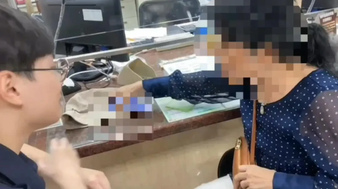 員警(左)急忙阻止老婦匯款。(圖/翻攝畫面)