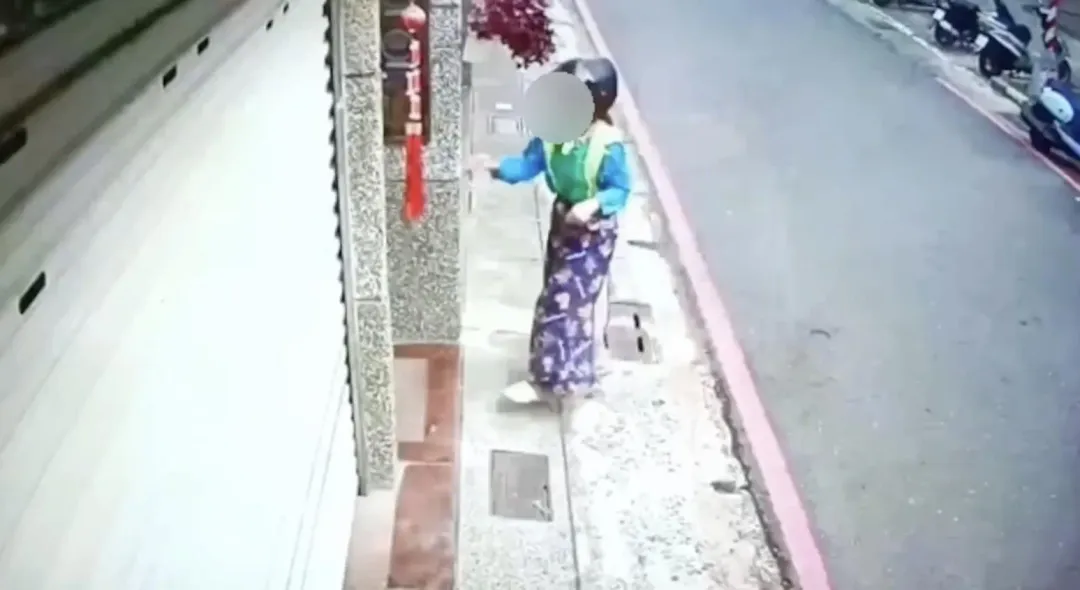 員警調閱監視器發現是隔壁鄰居的親友放錯位置。（圖／警方提供）
