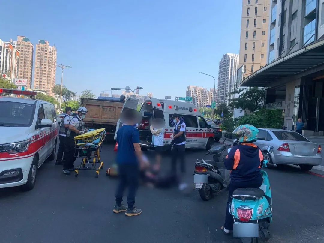 砂石車擦撞雙載機車。(圖/翻攝畫面)