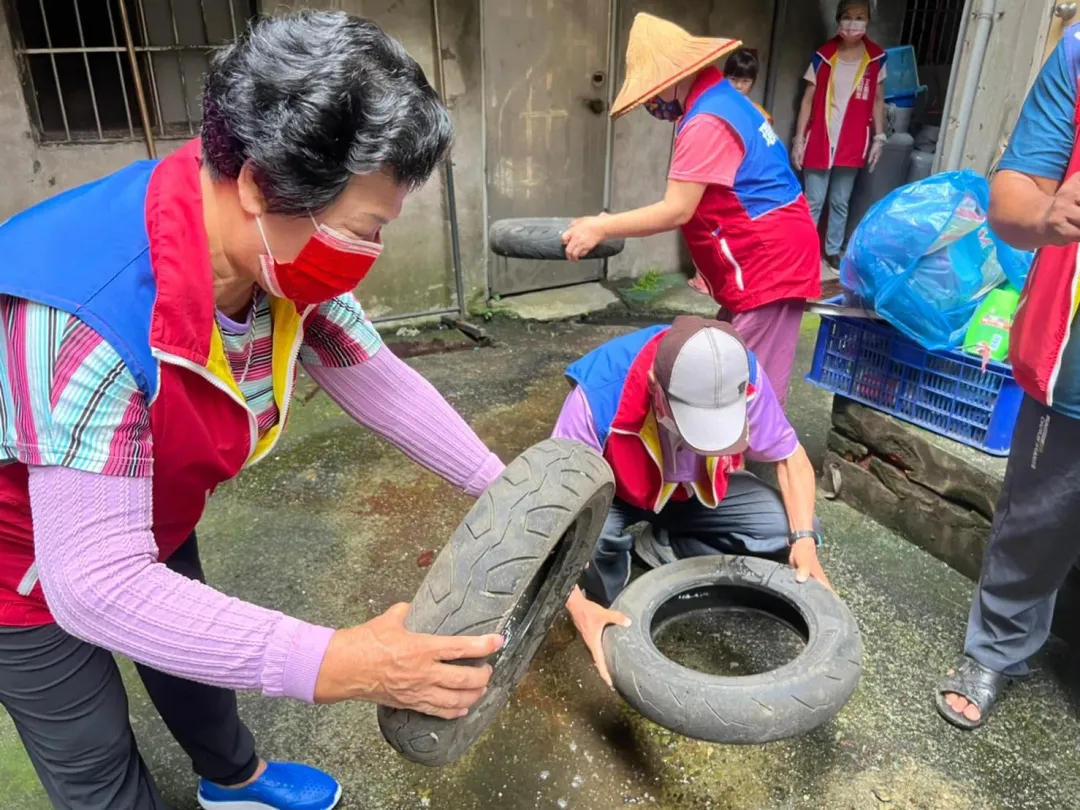衛生局提醒,市民朋友應持續巡視家戶內外是否有潛在孳生源並澈底清除。(圖/新北市衛生局提供)