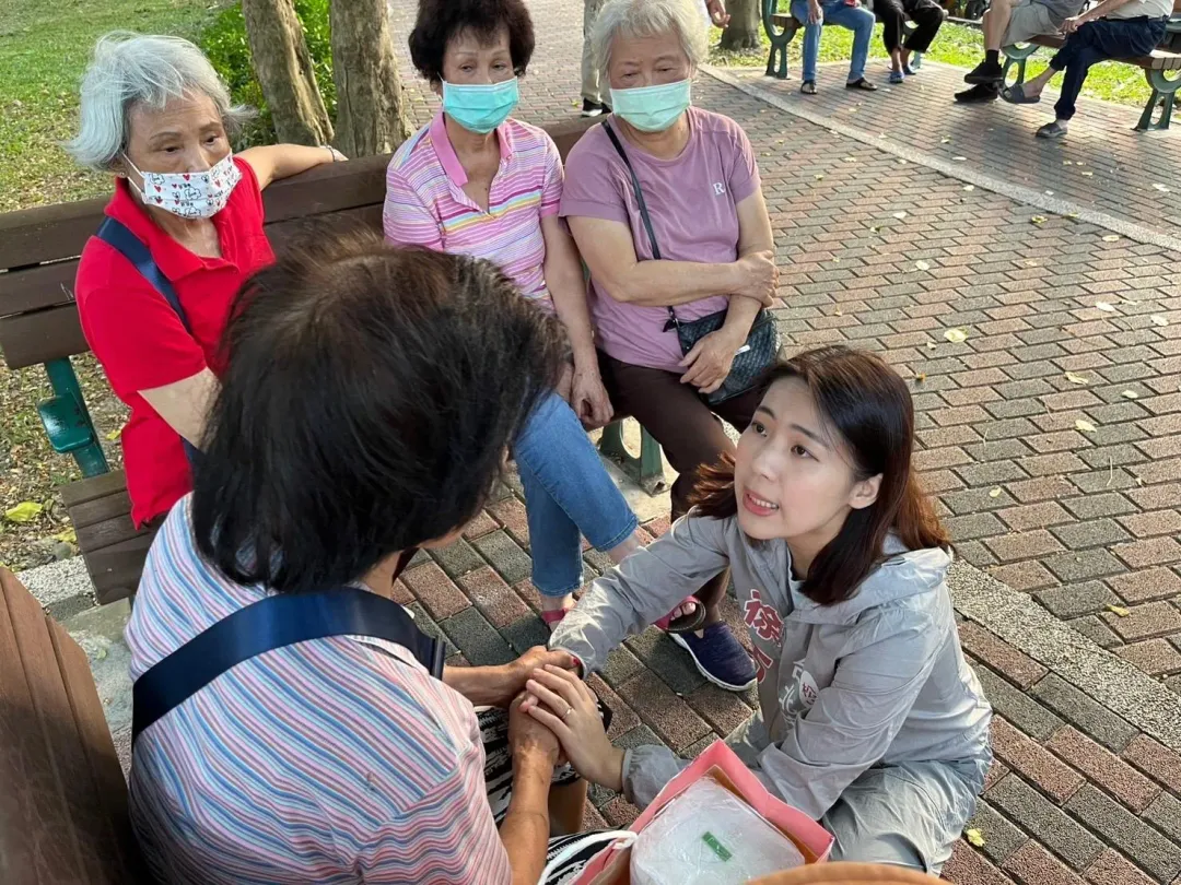 徐巧芯趕赴現場慰問並致上物資以示關懷支持。（圖／徐巧芯辦公室提供）