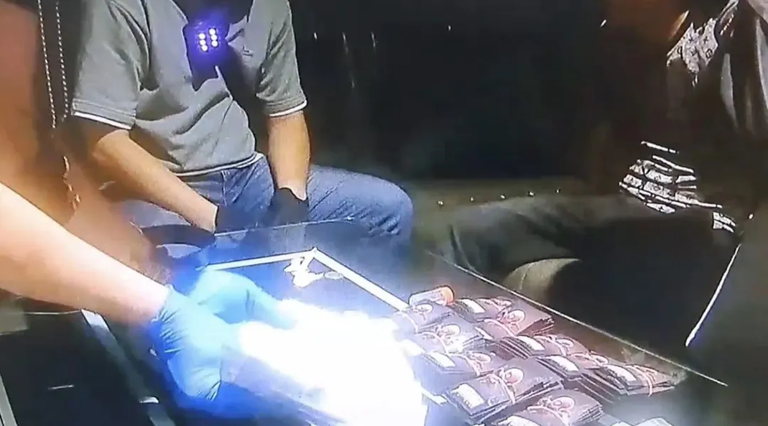 便衣警察假裝交易，當場起出毒品、逮捕兩人。（圖／翻攝畫面）