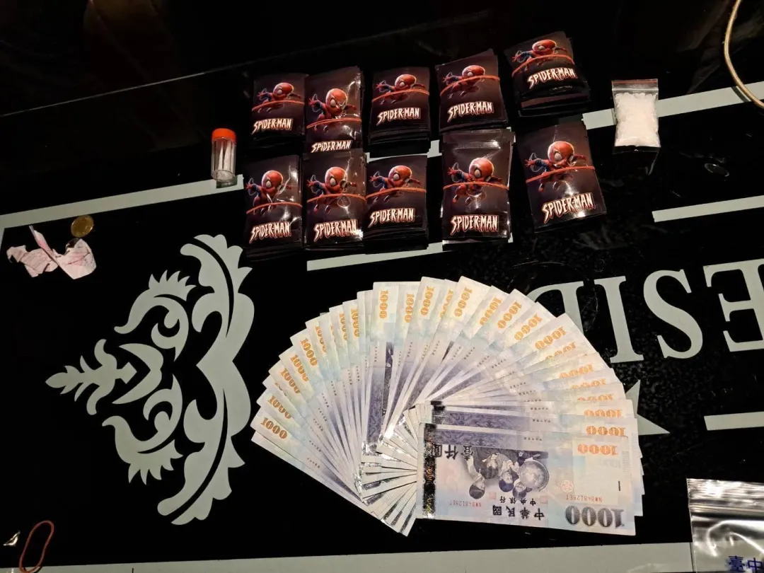 現場查獲120包毒咖啡和現金等證物。（圖／翻攝畫面）