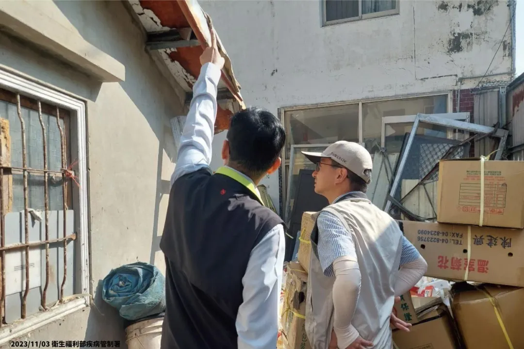 疾管署登革熱前進應變工作隊提醒天溝及屋頂不易到達之處仍可能成為隱性孳生源。(圖/疾管署)