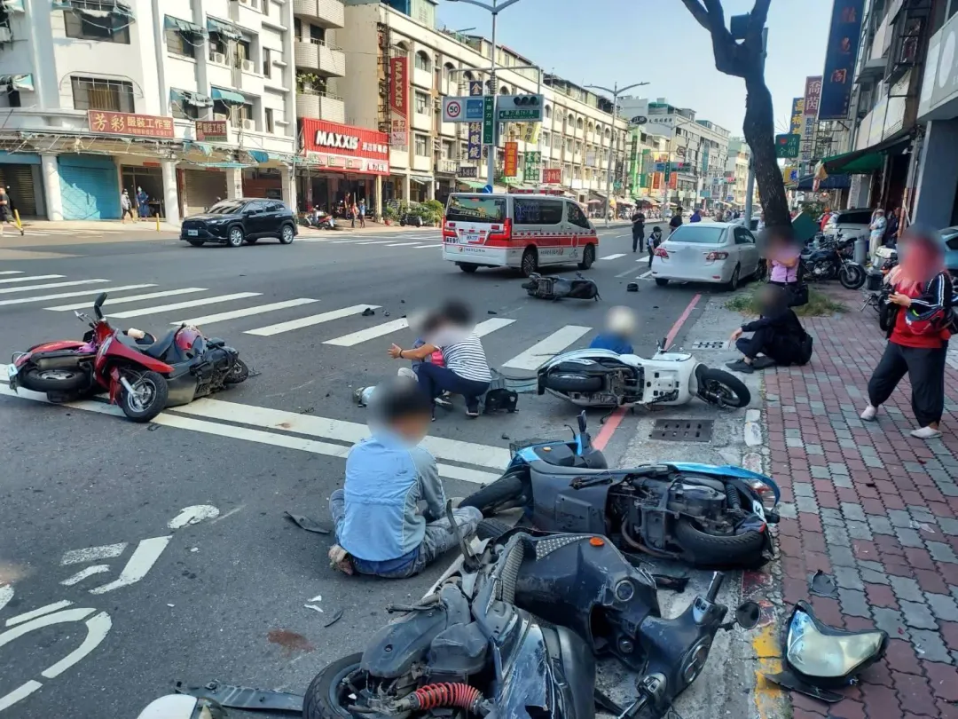 機車散落道路各角落。(圖/中天新聞)