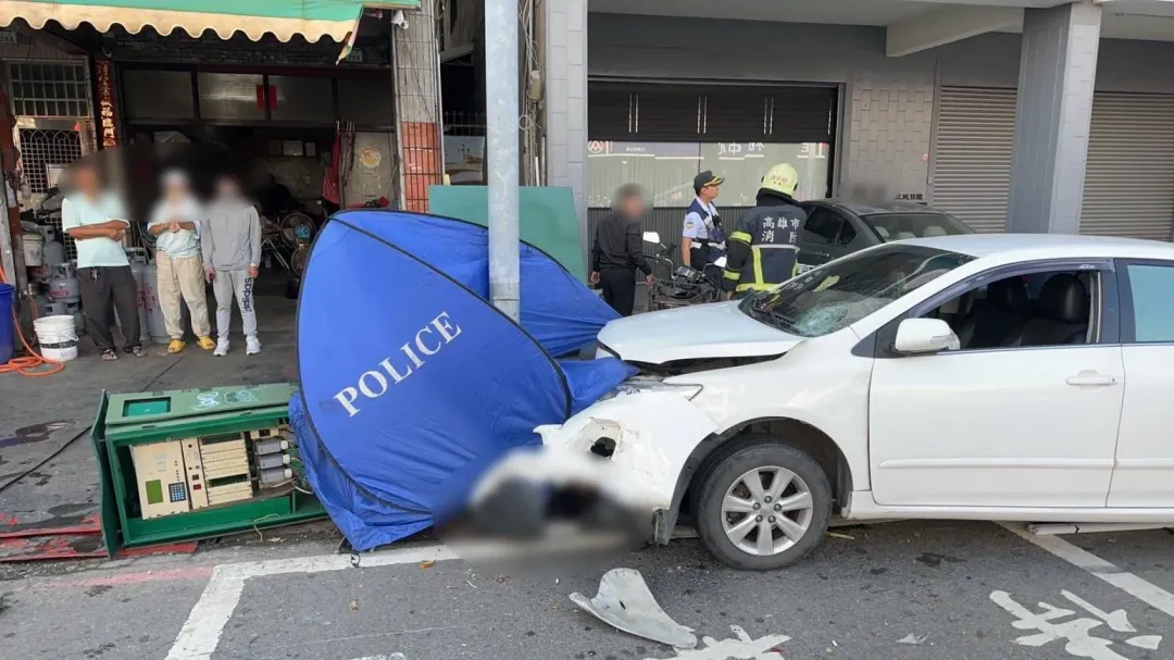 白色轎車車頭撞壞。(圖/中天新聞)