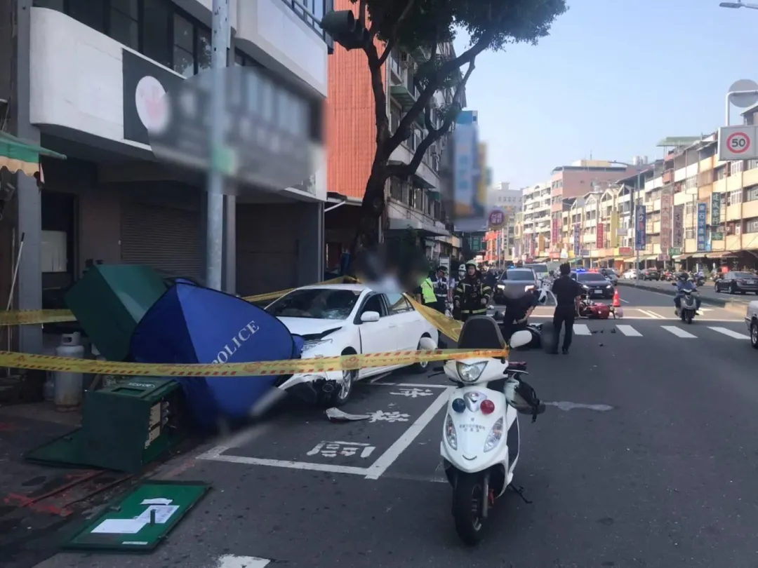 警方緊急拉起封鎖線。(圖/中天新聞)