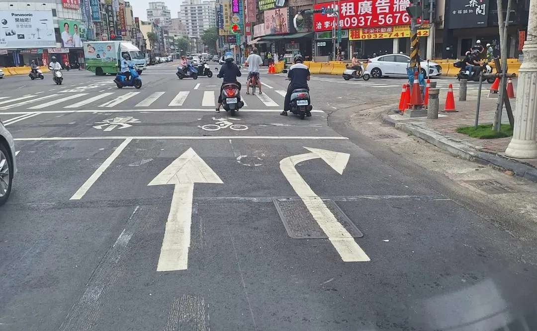 警方表示大順三路照片則是混合車道,要右轉就靠右側,沒有違規問題。(圖/高雄大小事)