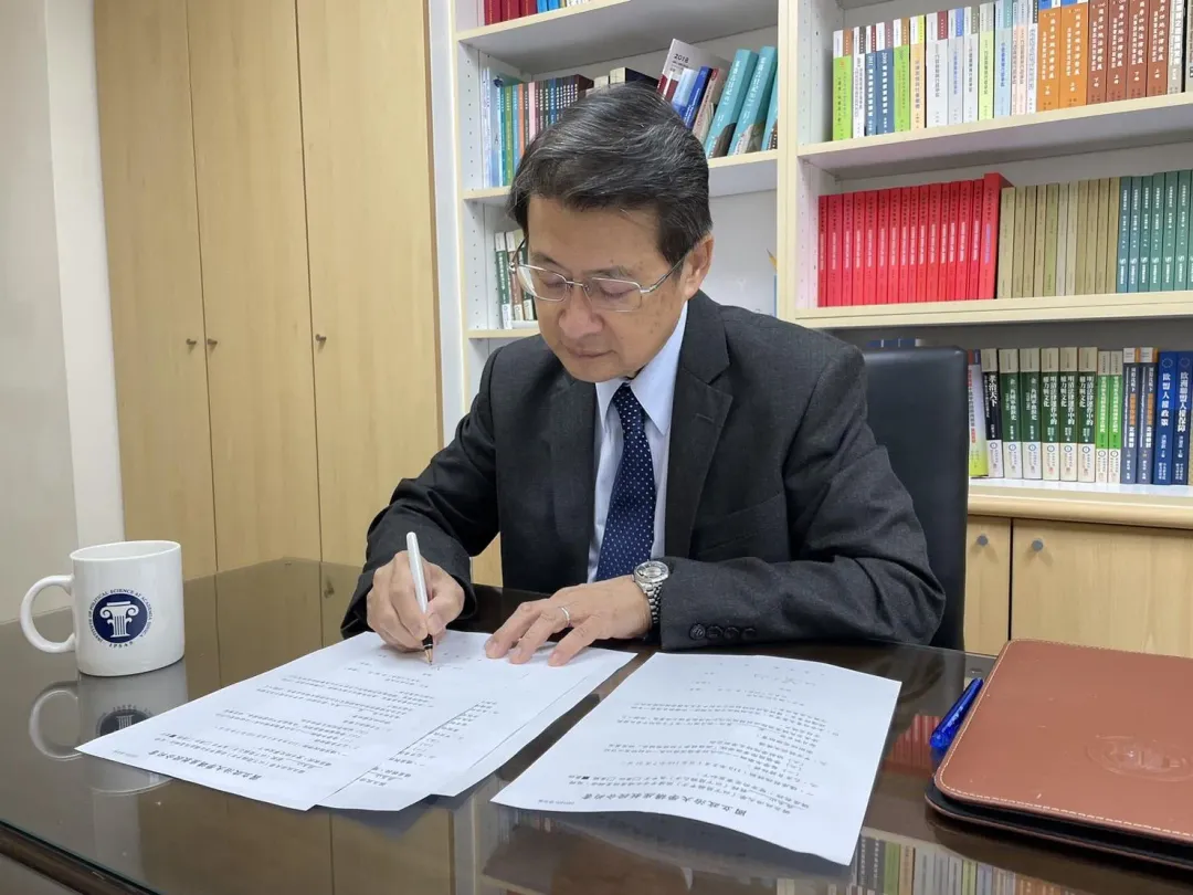 中研院院士吳玉山在憲政座談會提出示警明年恐會出現雙少數的情況。(圖/國立政治大學東亞研究所臉書粉專)