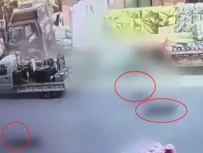 3人瞬間被彈飛數公尺遠。(圖/翻攝橙柿互動)