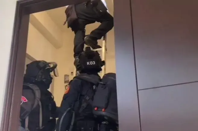 警方突襲詐騙集團所在地。（圖／翻攝畫面）