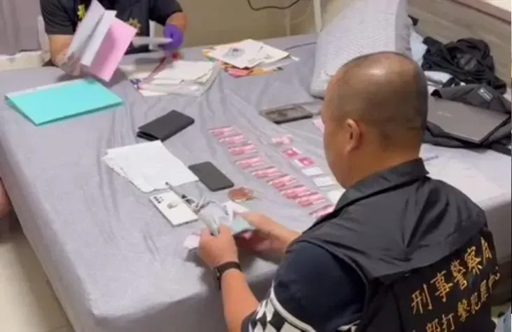 警方起初現金等證物。（圖／翻攝畫面）