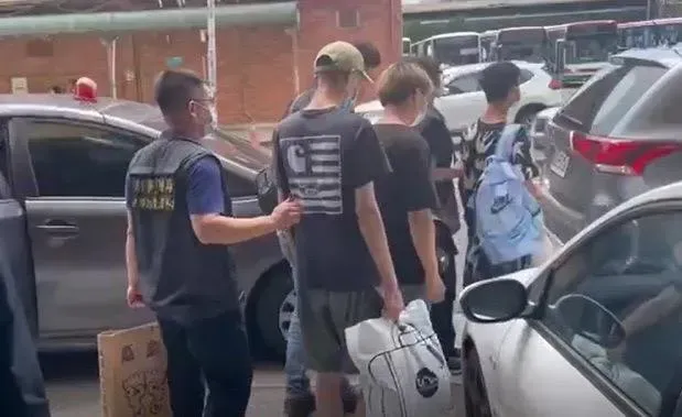 警方移送嫌犯。（圖／翻攝畫面）