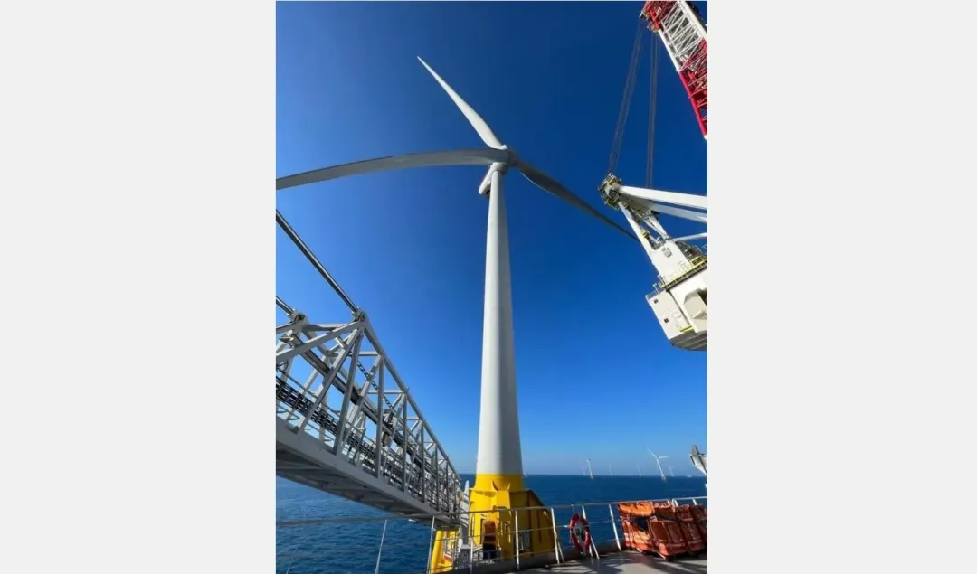 經濟部能源署5日表示,離岸風電海事工程團隊克服海象挑戰,完成第270座離岸風機。(經濟部能源署提供)