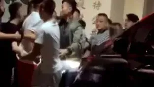 翁男等人包圍派出所鬧事。(圖/翻攝畫面)