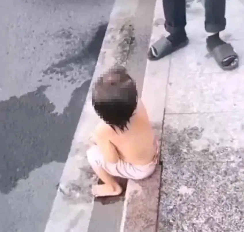 女童被民眾救起背部疑有受傷。(圖/翻攝微博)
