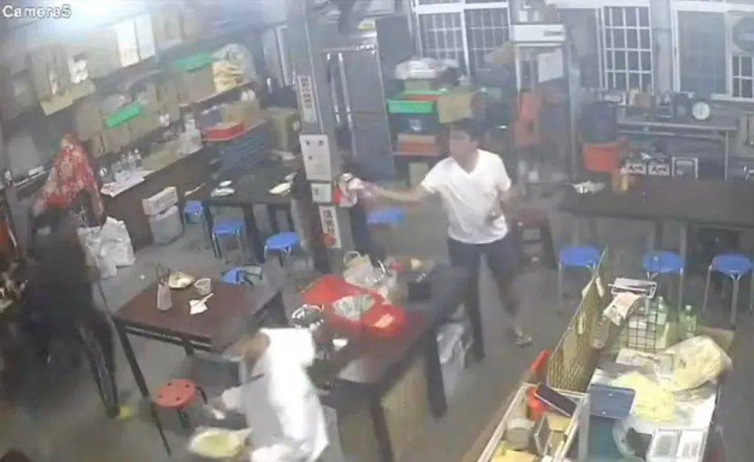 男子一連抽了好幾張衛生紙，用完後揉成一坨丟進醬料瓶中。（圖／翻攝畫面）