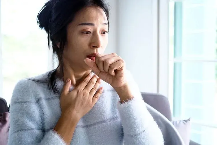 腫瘤發生位置靠近大支氣管或腫瘤侵犯到鄰近神經,就會發生久咳不癒。(圖/資料庫)