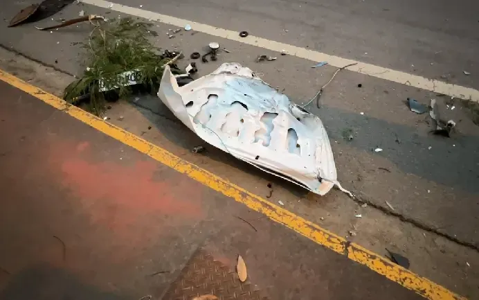 現場車殼碎片噴滿地。（圖／中天新聞）