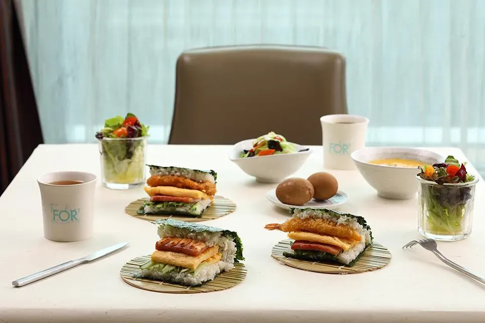 除了豐盛的「沖繩飯糰」之外，早餐還備有生鮮蔬菜、湯品、咖啡飲料，用美食開啟活。（圖／業者提供）