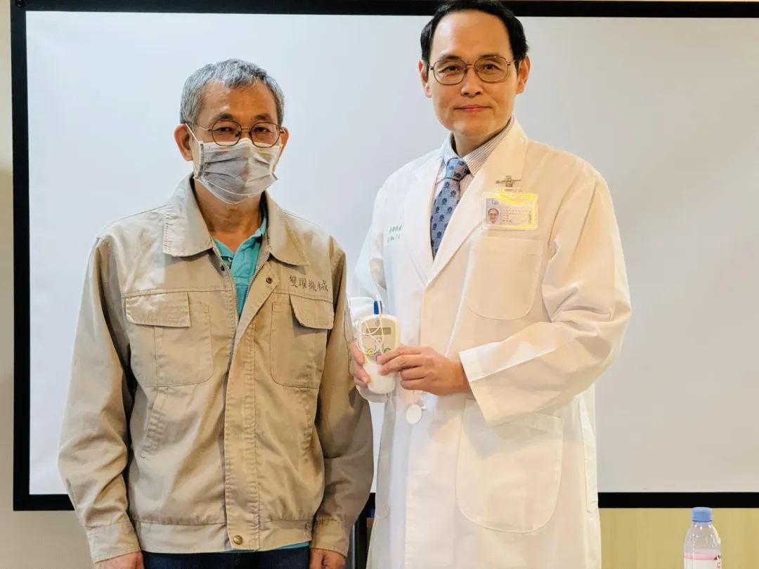 56歲楊先生（左）因膀胱過動症之苦，尋求中國醫藥大學附設醫院泌尿部婦女泌尿科鄒頡龍主任（右）門診，接受新科技「脛神經刺激術」。（圖／中國醫藥大學附設醫院提供）