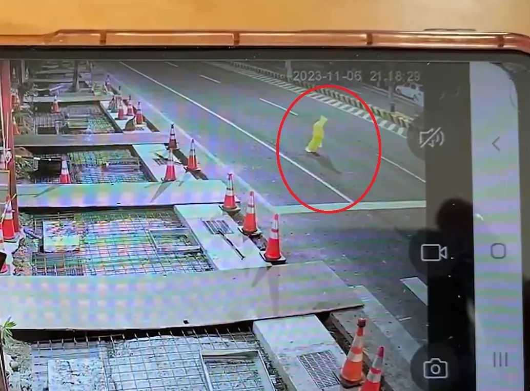 雨衣移動時在地面有影子跟著移動，攝影專業人士因此推測雨衣是確有其物。（圖／中天新聞）