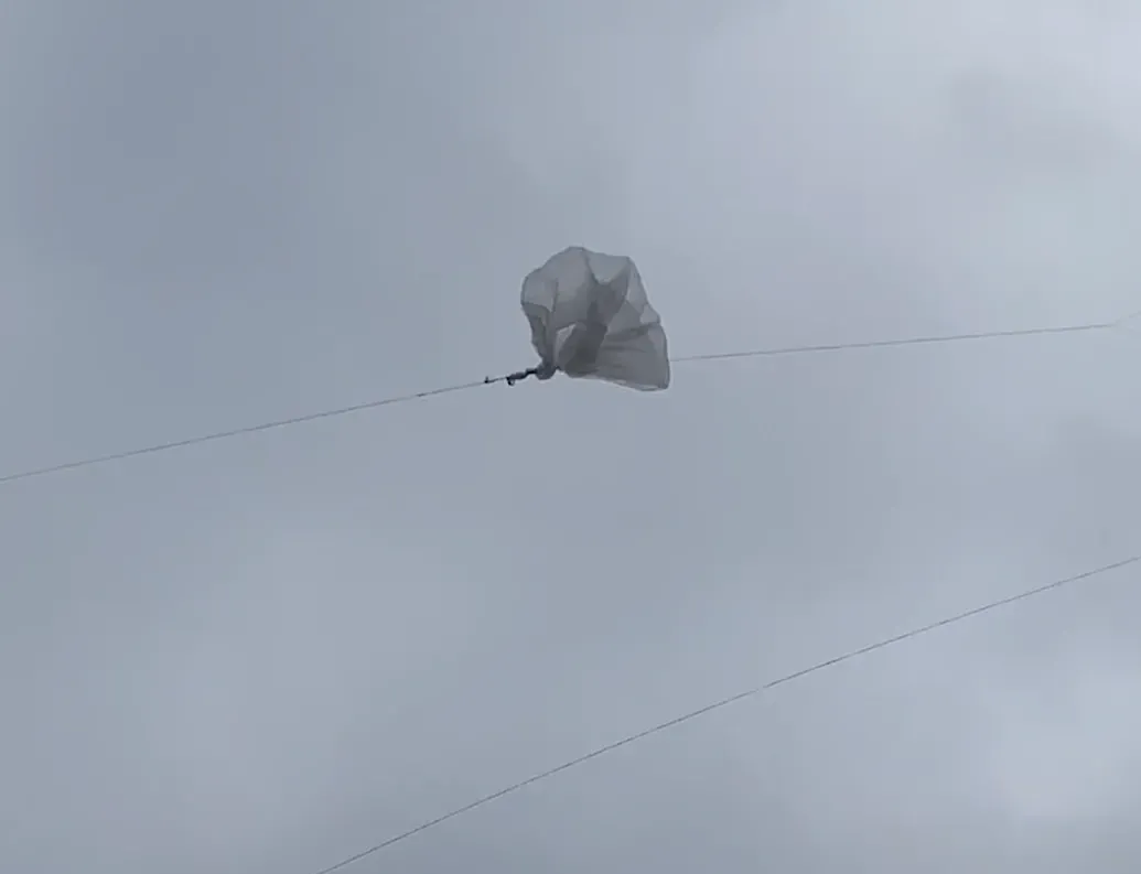 雨衣事後被發現繫在電線上，但附近民眾沒有注意到是何人何時將雨衣綁上去的。（圖／中天新聞）